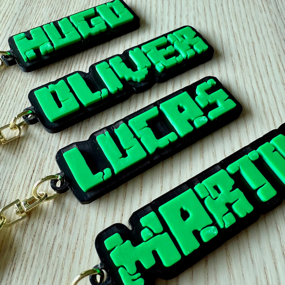 Llavero Personalizado de Minecraft — Nombre Personalizado en Fuente Impresa en 3D — Etiqueta con Nombre, Adorno para Bolsa, Llavero, Etiqueta para Bolsa, Etiqueta para Mochila — Regalo de Videojuego