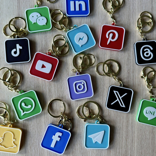 Llavero NFC para Redes Sociales: Acceso instantáneo con un simple toque. Tu cuenta de Instagram, TikTok o LinkedIn lista para compartir