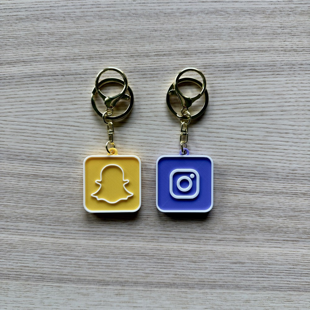 Llavero NFC para Redes Sociales: Acceso instantáneo con un simple toque. Tu cuenta de Instagram, TikTok o LinkedIn lista para compartir