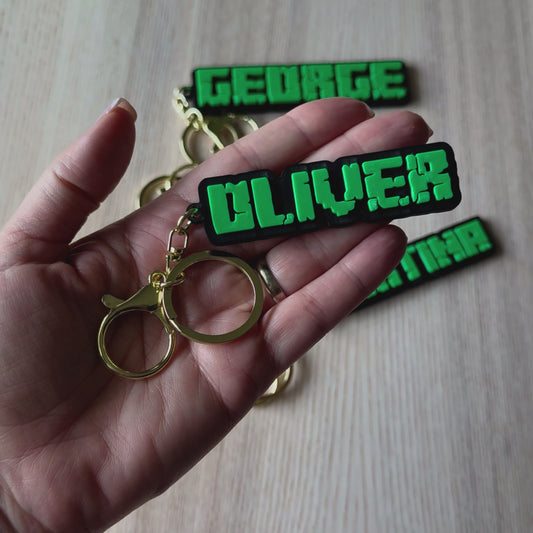 Llavero Personalizado de Minecraft — Nombre Personalizado en Fuente Impresa en 3D — Etiqueta con Nombre, Adorno para Bolsa, Llavero, Etiqueta para Bolsa, Etiqueta para Mochila — Regalo de Videojuego